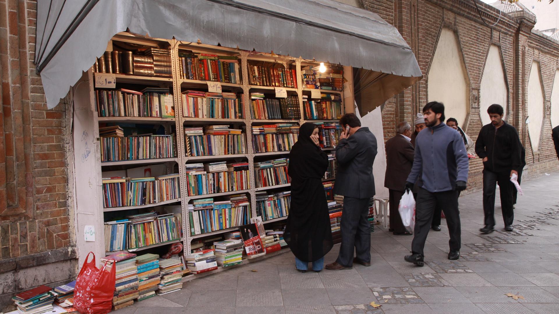 Passanten vor einer Buchhandlung in Teheran im November 2009. Passanten vor einer Buchhandlung in Teheran im November 2009.