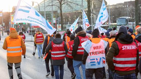 Hamburg: Streikende Mitglieder der EVG ziehen mit Fahnen und Streikwesten vom Hauptbahnhof zum Gewerkschaftshaus am Besenbinderhof. Die Gewerkschaft Verdi und die Eisenbahn- und Verkehrsgewerkschaft (EVG) haben für Montag zu einem bundesweiten Warnstreik im Verkehr aufgerufen.