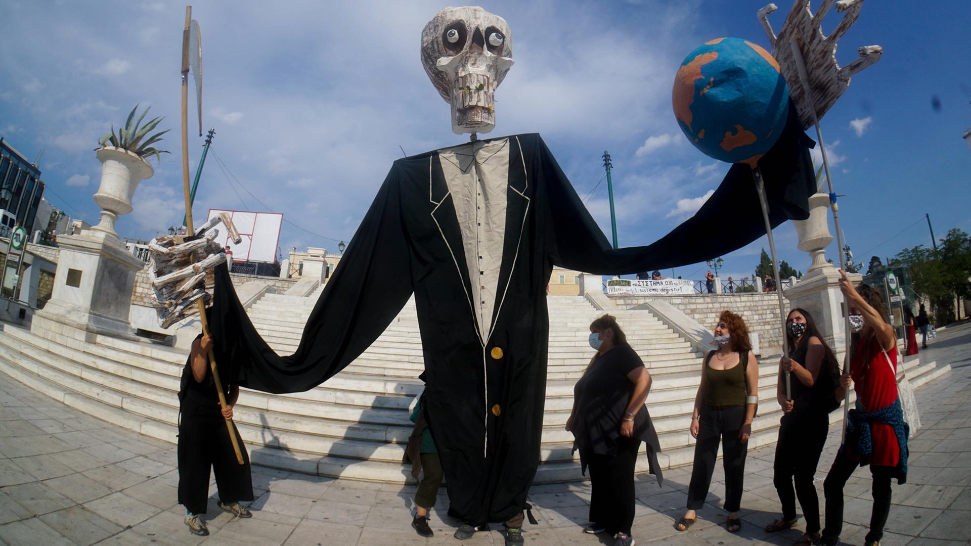 Versammlung und Aktionen am Syntagma-Platz vor dem griechischen Parlament am Internationalen Tag der Umwelt - Weltumwelttag - am 5. Juni 2021. In Erinnerung an die Eröffnung der Konferenz der Vereinten Nationen zum Schutz der Umwelt am 5. Juni 1972 in Stockholm haben die Vereinten Nationen den 5. Juni zum jährlichen TAG DER UMWELT erklärt. Versammlung und Aktionen am Syntagma-Platz vor dem griechischen Parlament am Internationalen Tag der Umwelt - Weltumwelttag - am 5. Juni 2021. In Erinnerung an die Eröffnung der Konferenz der Vereinten Nationen zum Schutz der Umwelt am 5. Juni 1972 in Stockholm haben die Vereinten Nationen den 5. Juni zum jährlichen TAG DER UMWELT erklärt.