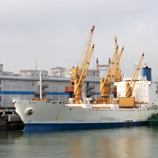 Ein Schiff liegt im Hafen der Schwarzmeerstadt Odessa.