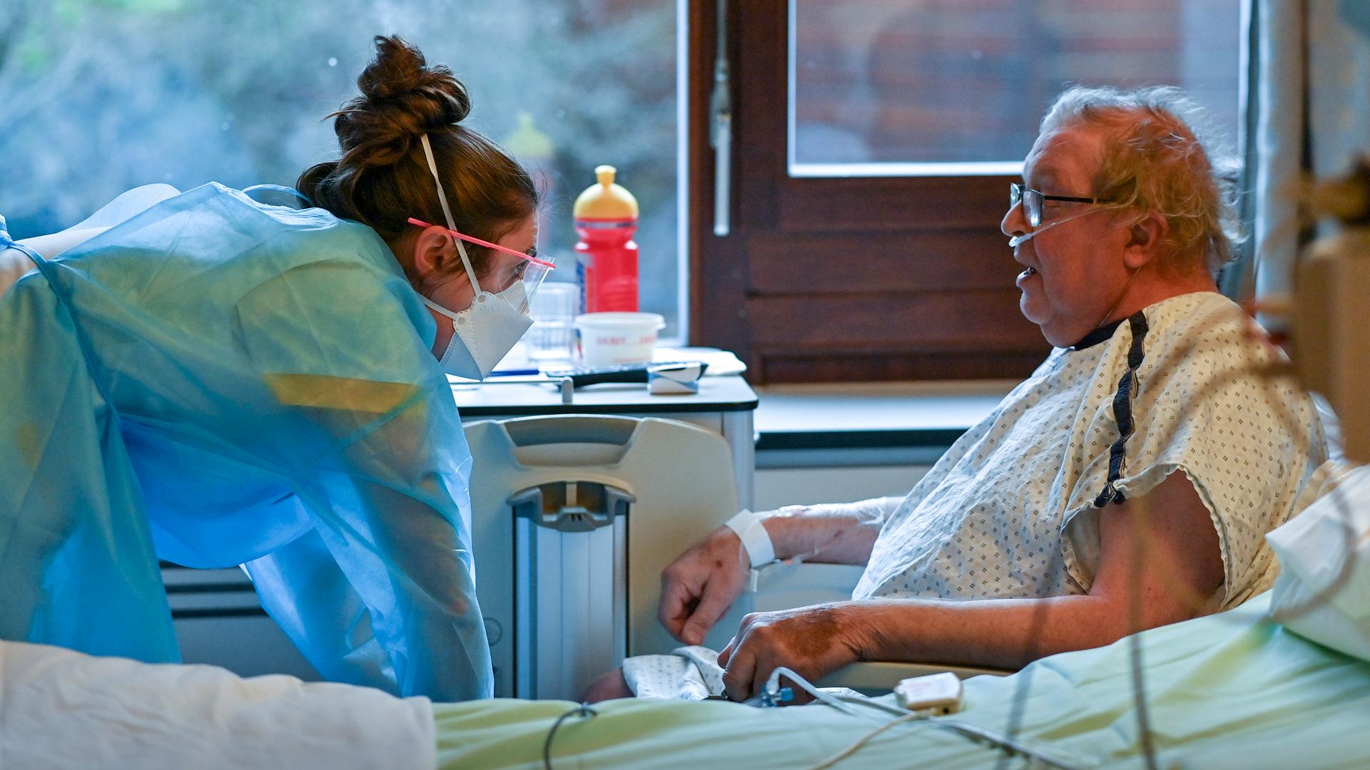 Ein Patient im Gepräch während einer Behandlung im Krankenhauszimmer (Symbolbild) Ein Patient im Gepräch während einer Behandlung im Krankenhauszimmer (Symbolbild)
