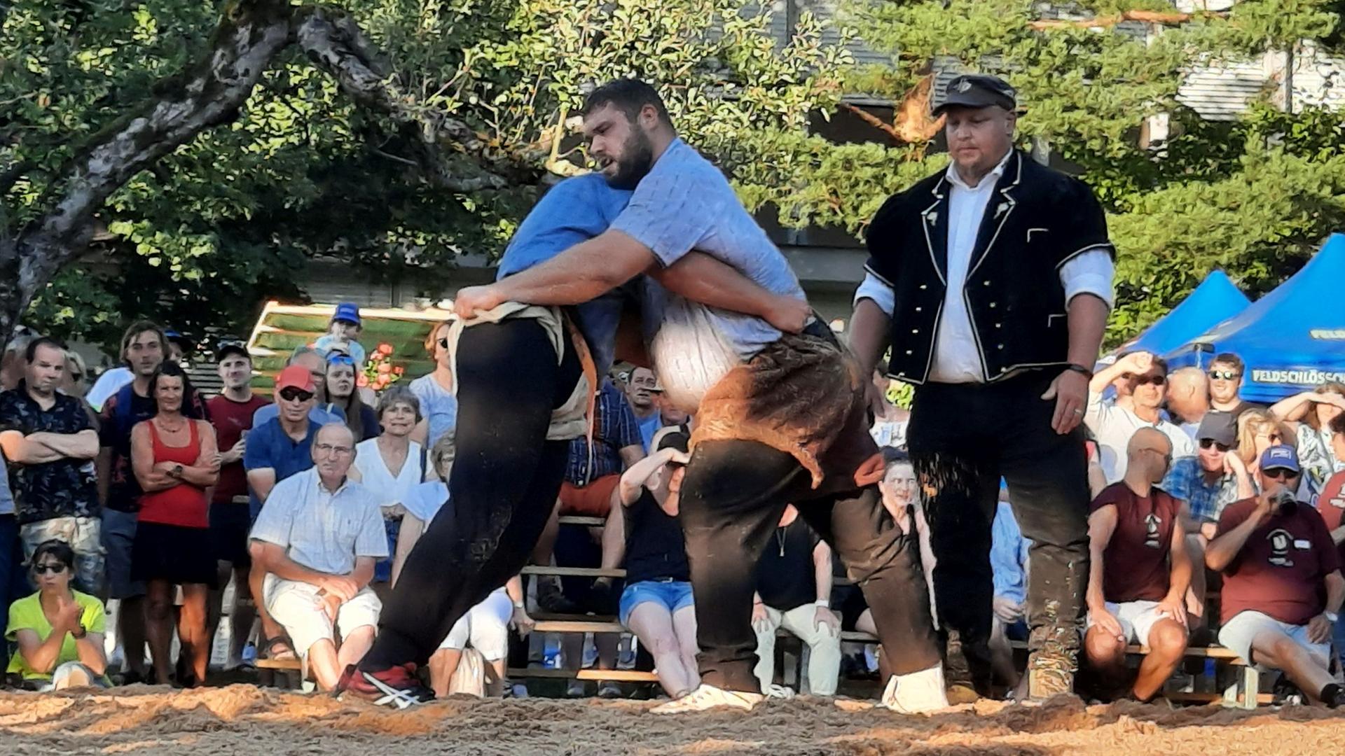 Schwingen, auch Hosenlupf genannt, ist die Schweizer Variante des Freistilringens. Schwingen, auch Hosenlupf genannt, ist die Schweizer Variante des Freistilringens.