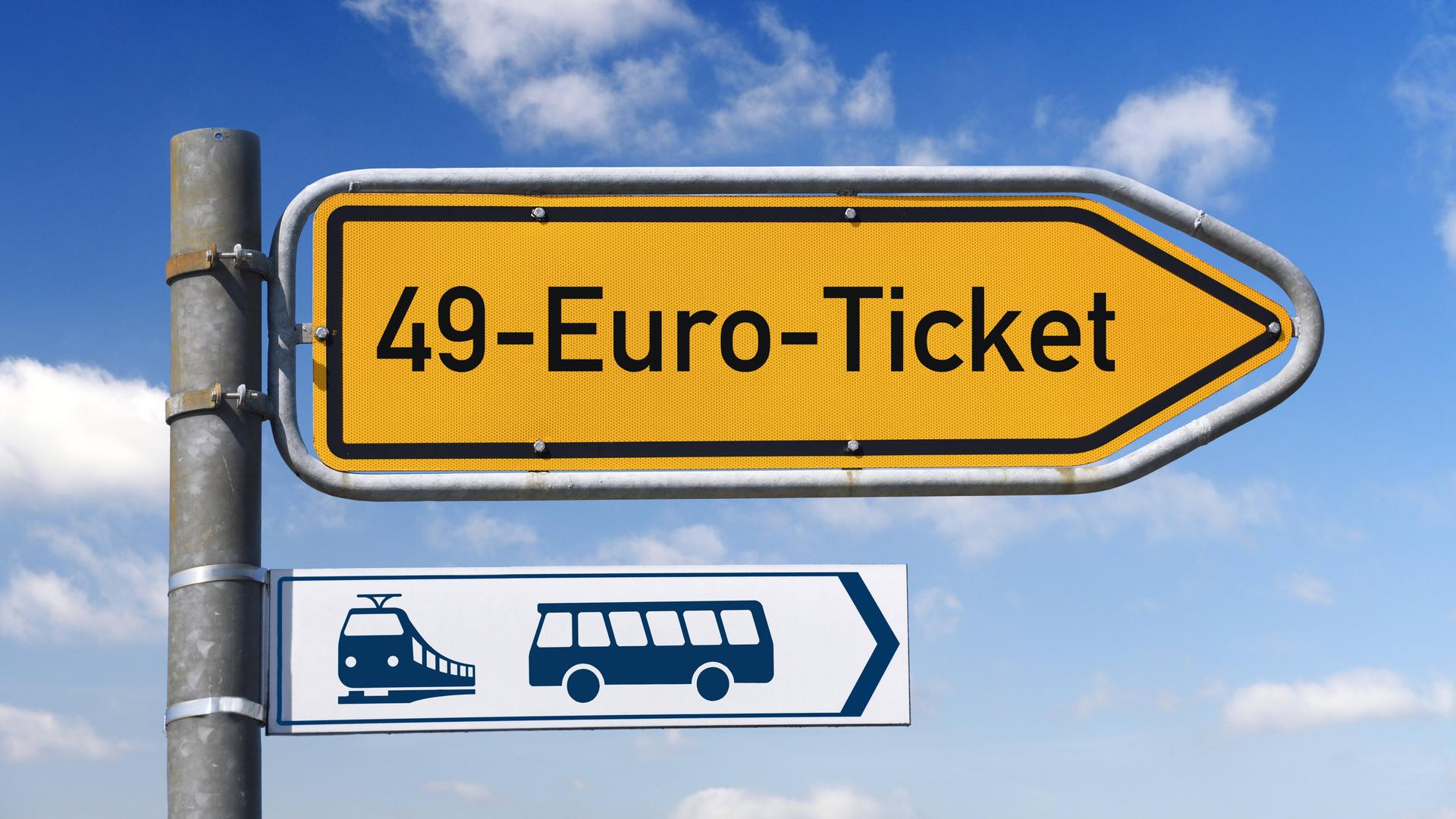 FOTOMONTAGE, Wegweiser mit Aufschrift 49-Euro-Ticket FOTOMONTAGE, Wegweiser mit Aufschrift 49-Euro-Ticket