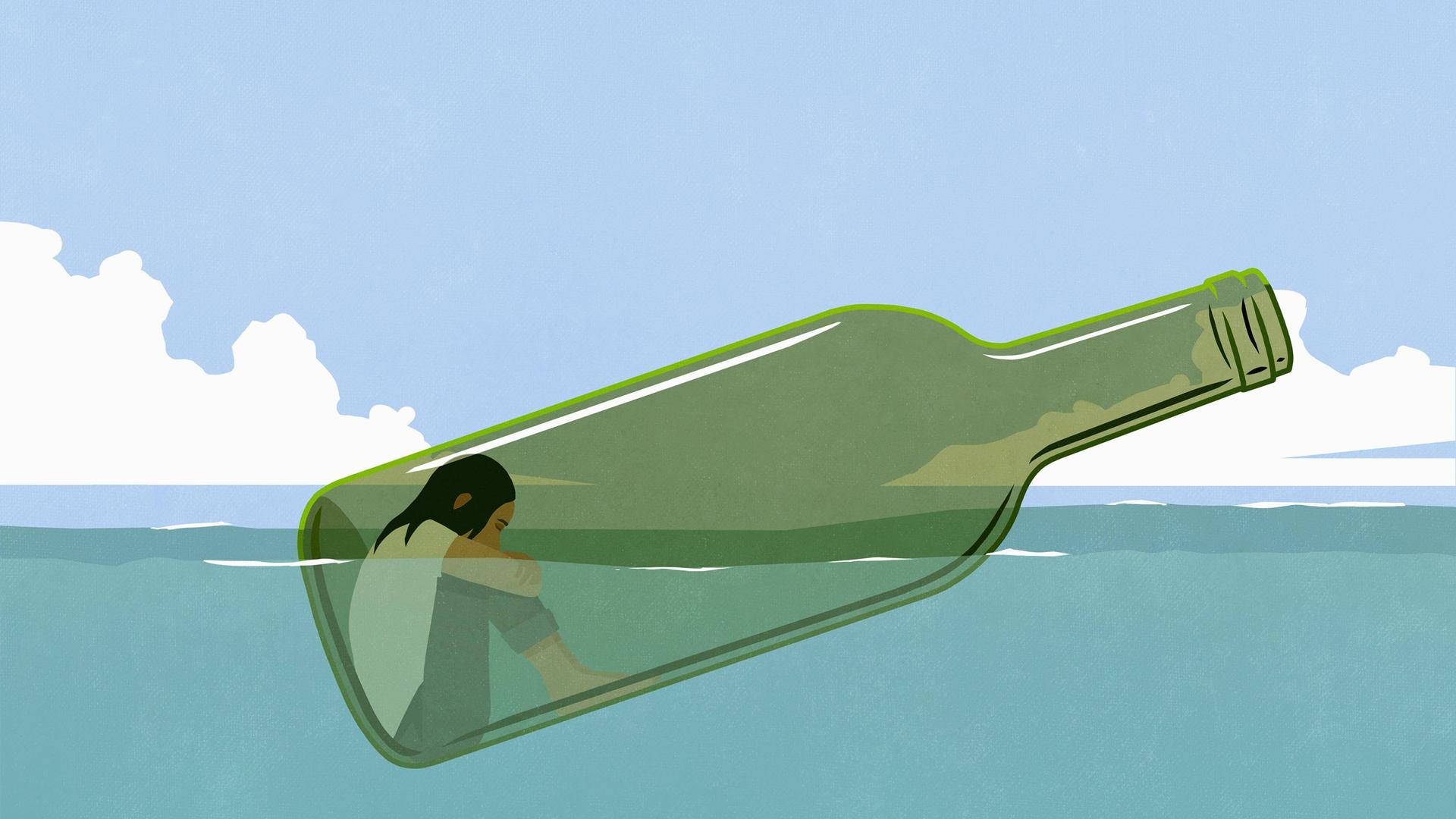 Eine Frau sitzt in einer leeren Flasche, die auf dem Wasser schwimmt. 