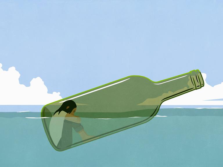 Eine Frau sitzt in einer leeren Flasche, die auf dem Wasser schwimmt. 