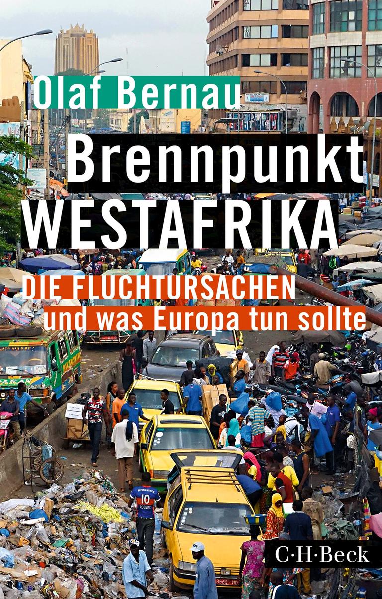 Das Buchcover zeigt eine Straßenszene in einer afrikanischen Stadt, wo sich viele Autos und Menschen in der Straße drängen, am Rand ist eine Art Markt.