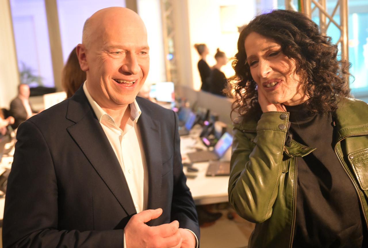 Die Spitzenkandidaten von CDU und Grünen, Kai Wegner (CDU) und Bettina Jarasch (Bündnis90/DieGrünen), stehen im RBB-Studio im Abgeordnetenhaus. Die Spitzenkandidaten von CDU und Grünen, Kai Wegner (CDU) und Bettina Jarasch (Bündnis90/DieGrünen), stehen im RBB-Studio im Abgeordnetenhaus.