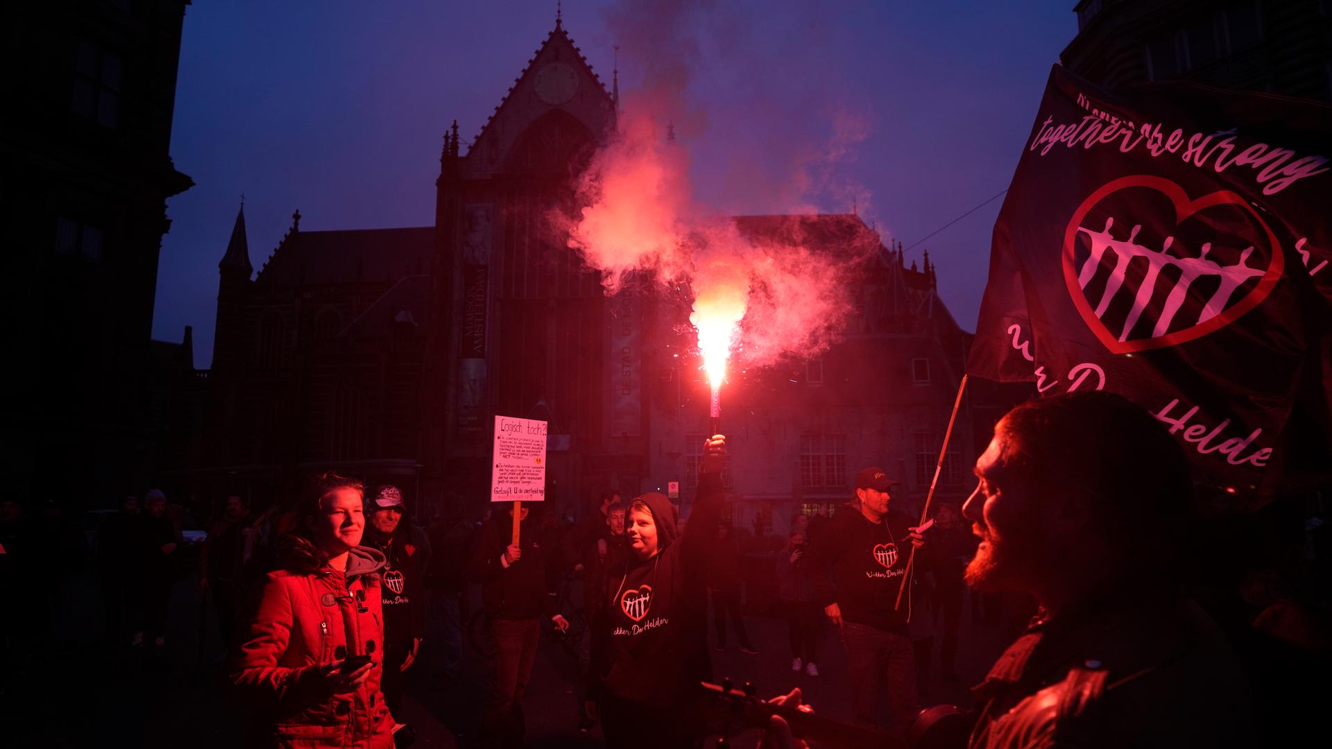 Menschen nehmen an einer Demonstration gegen Covid-Maßnahmen teil. Menschen nehmen an einer Demonstration gegen Covid-Maßnahmen teil.