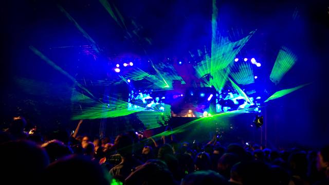 Bild von einem Rave mit Lasershow