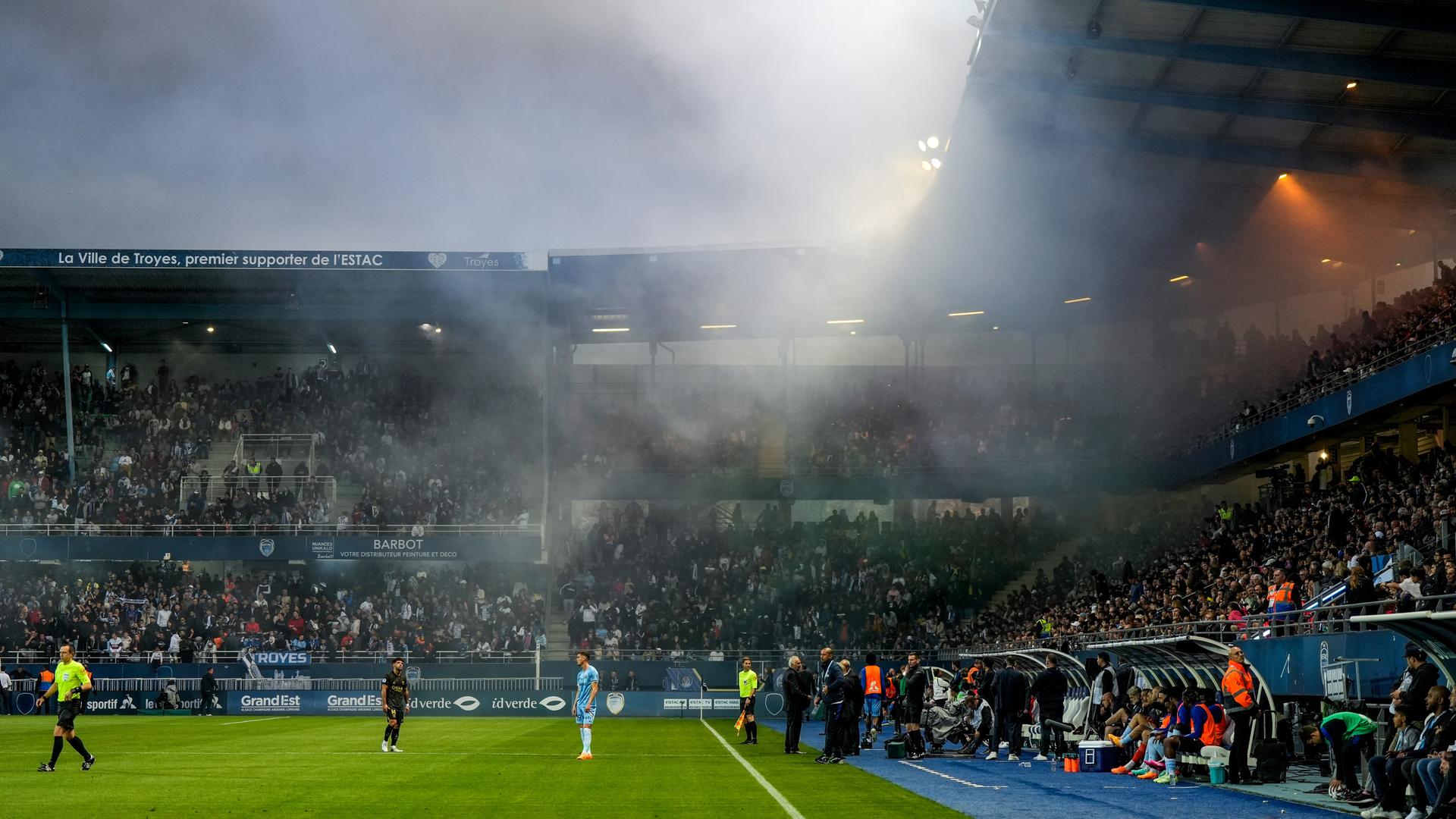 Blick ins Stadion Troyes - eine Fangruppe von Paris Saint-Germain durfte nicht zum Spiel. Blick ins Stadion Troyes - eine Fangruppe von Paris Saint-Germain durfte nicht zum Spiel.