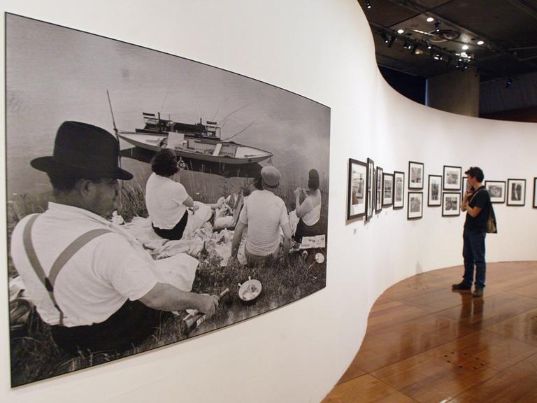 Eine Ausstellung mit Fotografien des Magnum-Gründers Henri Cartier-Bresson in der Bibliotheque Nationale de France in Paris. 