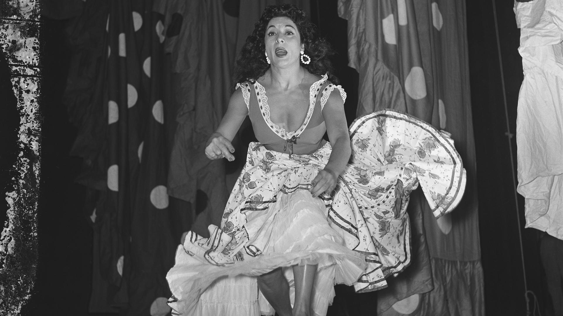 Die spanische Sängerin, Flamencotänzerin und Schauspielerin María Dolores Flores Ruiz, genannt Lola Flores, am 3. Oktober 1956 im Theatre des Champs-Elysees in Paris Die spanische Sängerin, Flamencotänzerin und Schauspielerin María Dolores Flores Ruiz, genannt Lola Flores, am 3. Oktober 1956 im Theatre des Champs-Elysees in Paris