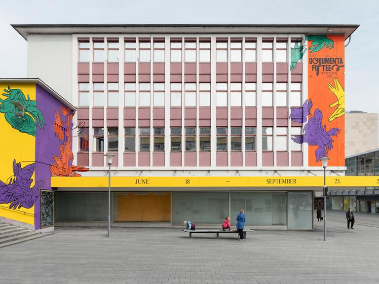 Mit dem Keyvisual der documenta 15 bemalte Fassade des ruruHauses in Kassel
