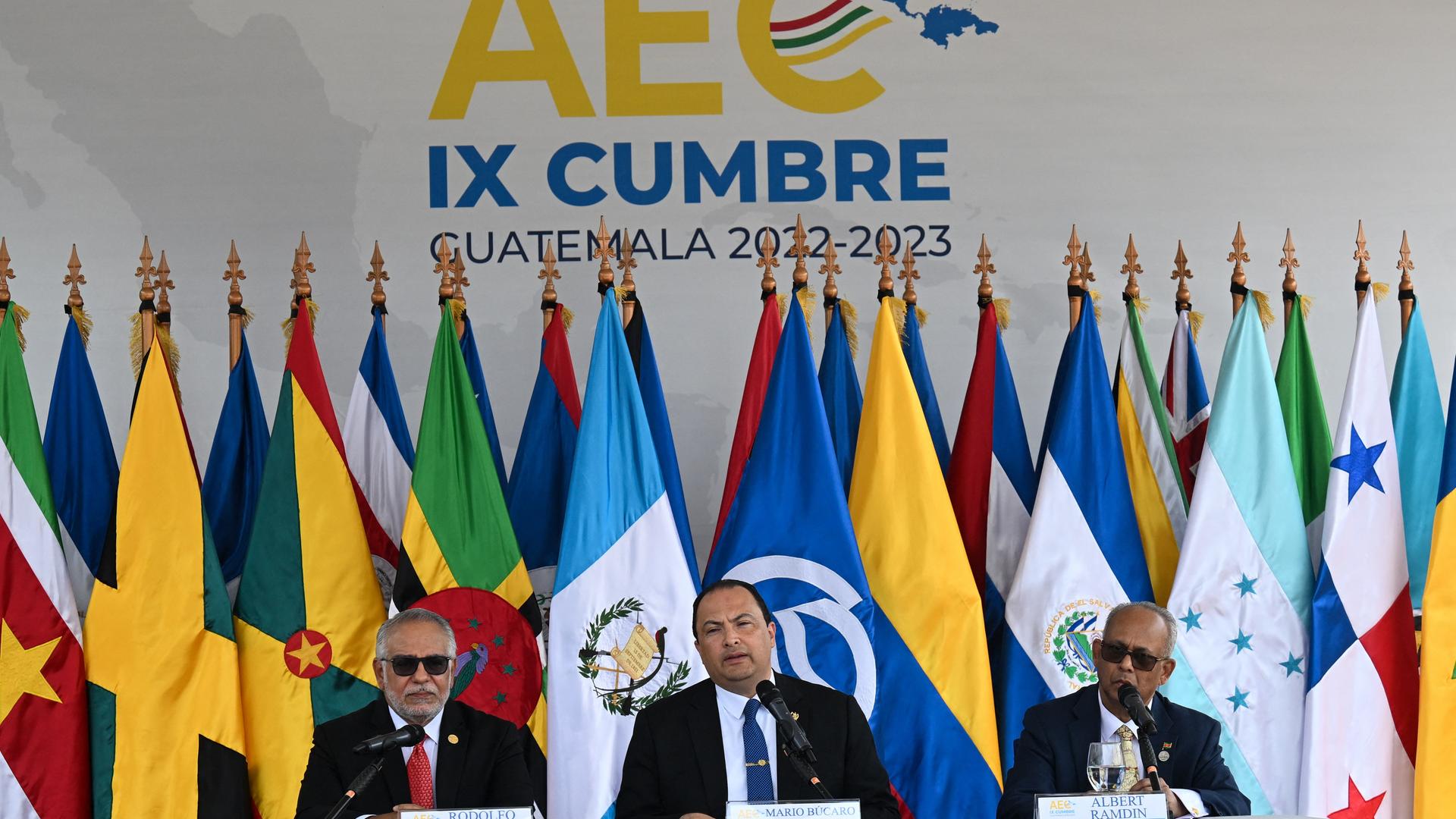 Konferenz des Verbands der Karibischen Staaten: Generalsekretär Sabonge, Guatemalas Außenminister Bucaro und der Außenminister von Surinam, Ramdin sitzen an einem Tisch vor den Flaggen der Mitgliedsstaaten. Konferenz des Verbands der Karibischen Staaten: Generalsekretär Sabonge, Guatemalas Außenminister Bucaro und der Außenminister von Surinam, Ramdin sitzen an einem Tisch vor den Flaggen der Mitgliedsstaaten.