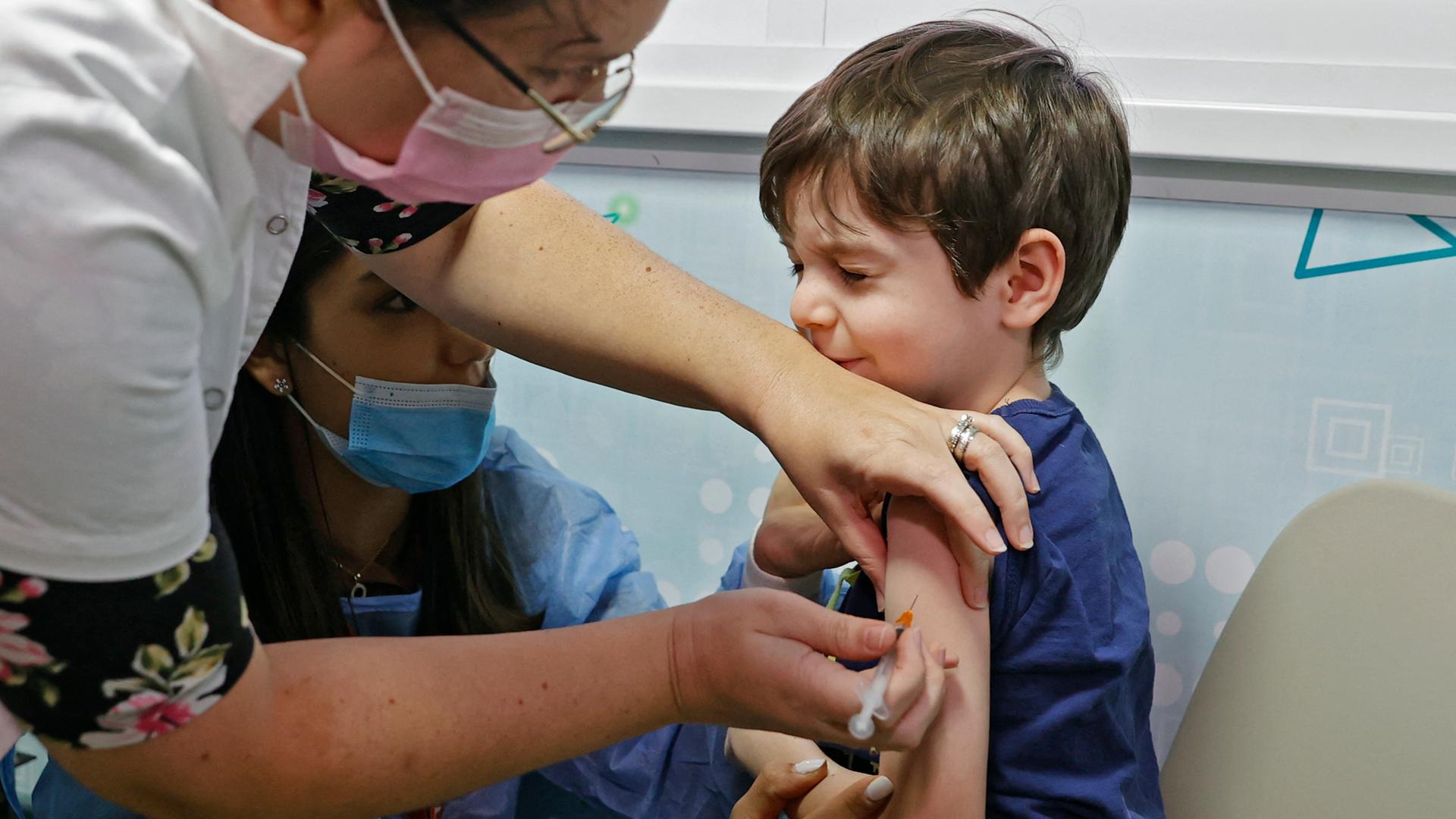 Ein fünf Jahre alter Junge wird in Israel gegen das Coronavirus geimpft. Ein fünf Jahre alter Junge wird in Israel gegen das Coronavirus geimpft.