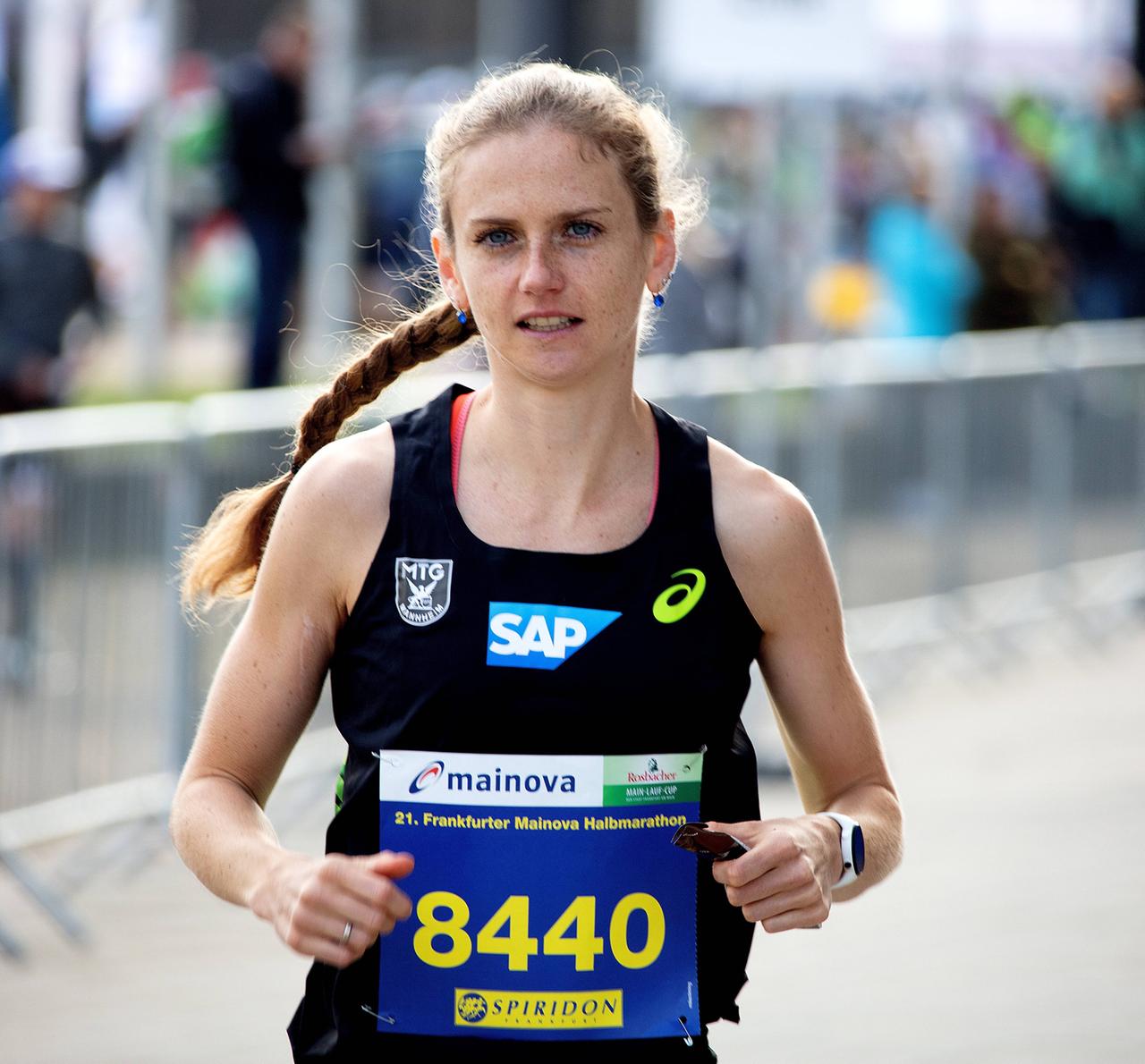 Fabienne Königstein beim Halbmarathon in Frankfurt