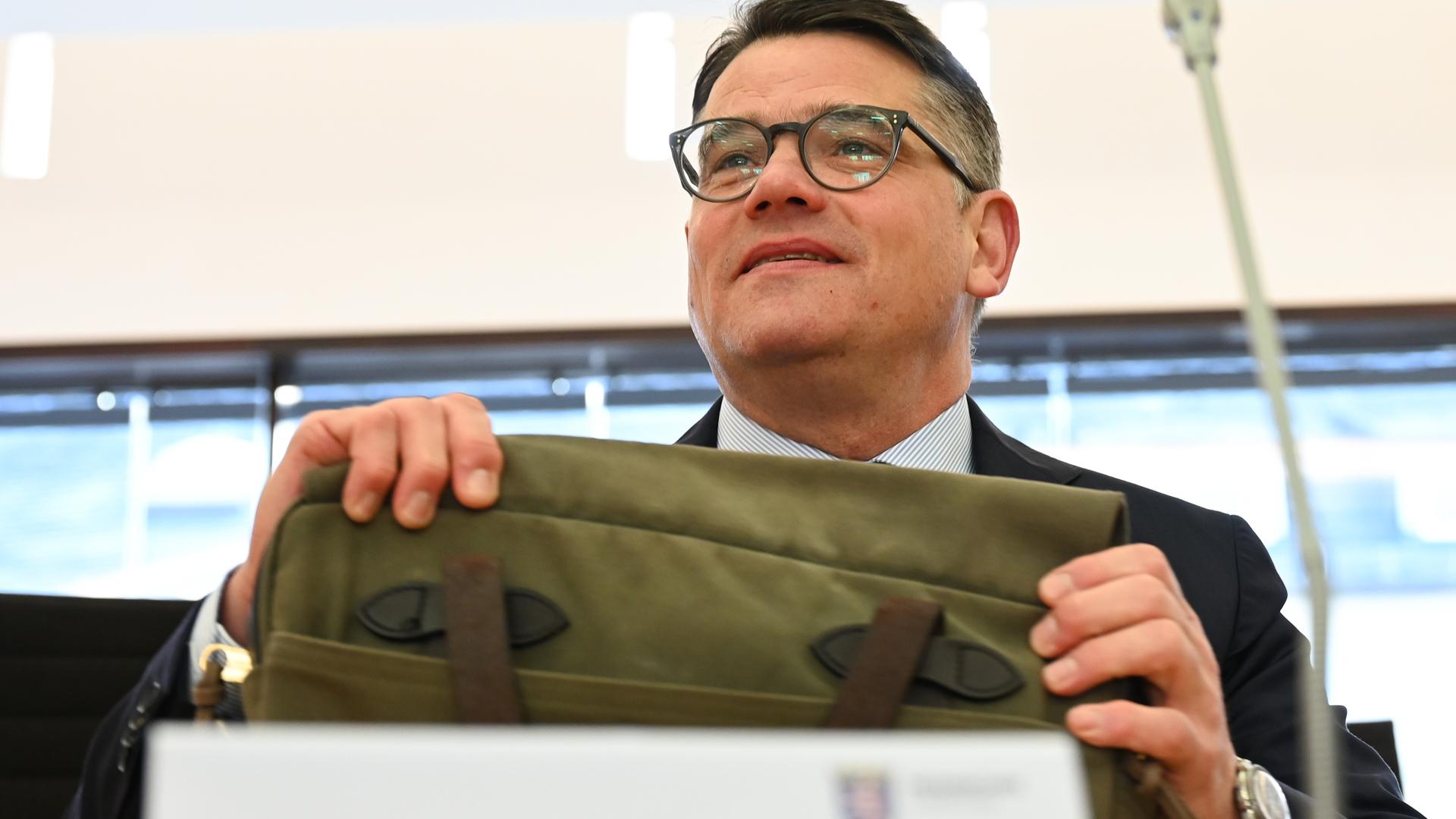 Ministerpräsident Boris Rhein (CDU) hat als Zeuge im Lübcke-Untersuchungsausschuss des Hessischen Landtags im Plenarsaal Platz genommen. Ministerpräsident Boris Rhein (CDU) hat als Zeuge im Lübcke-Untersuchungsausschuss des Hessischen Landtags im Plenarsaal Platz genommen.