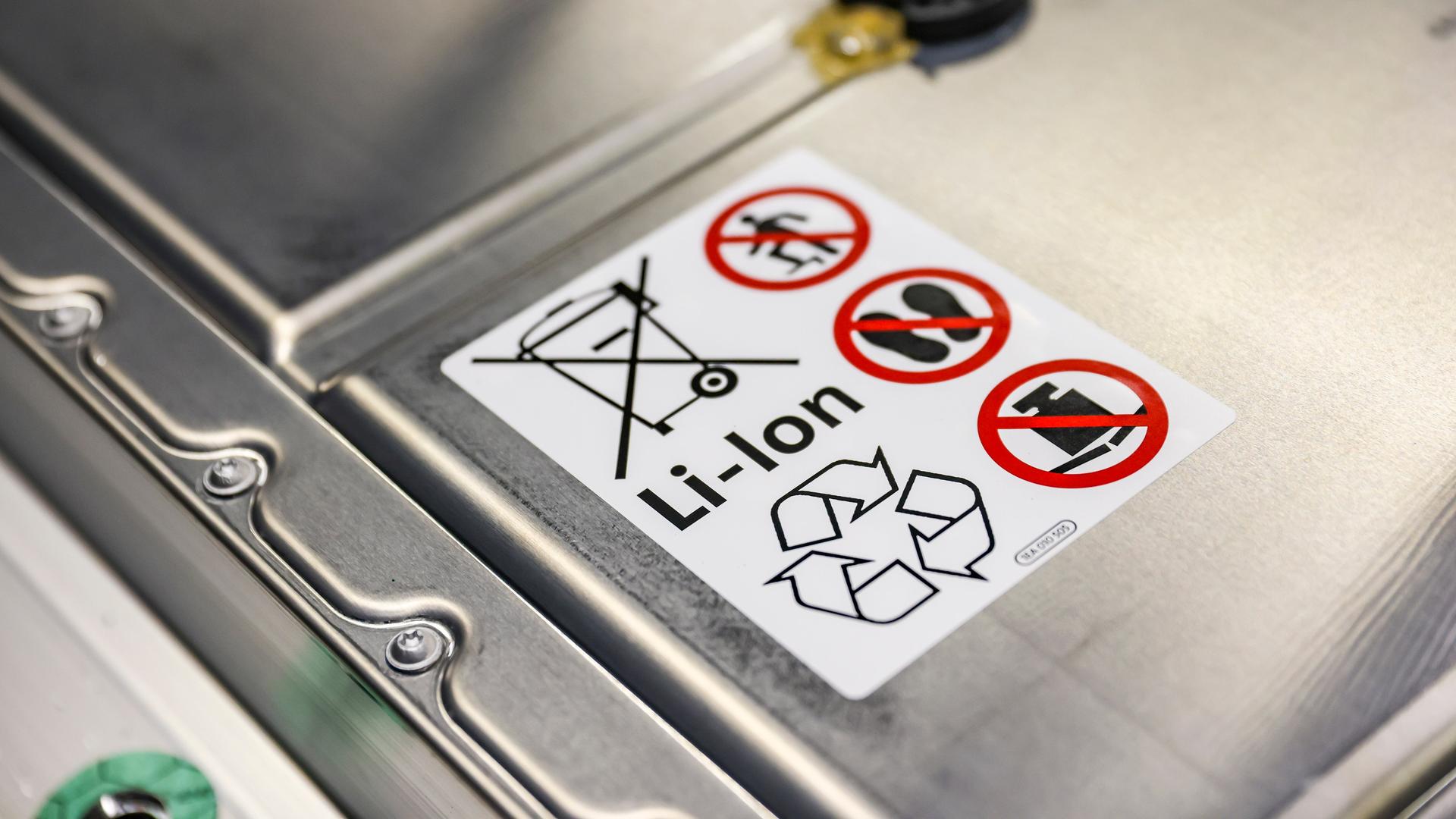 Auf Lithium-Ionen-Akkus befinden sich in der Regel Warnhinweise, dass sie nicht im Müll entsorgt werden dürfen - doch nicht immer wieder das auch beachtet. Auf Lithium-Ionen-Akkus befinden sich in der Regel Warnhinweise, dass sie nicht im Müll entsorgt werden dürfen - doch nicht immer wieder das auch beachtet.