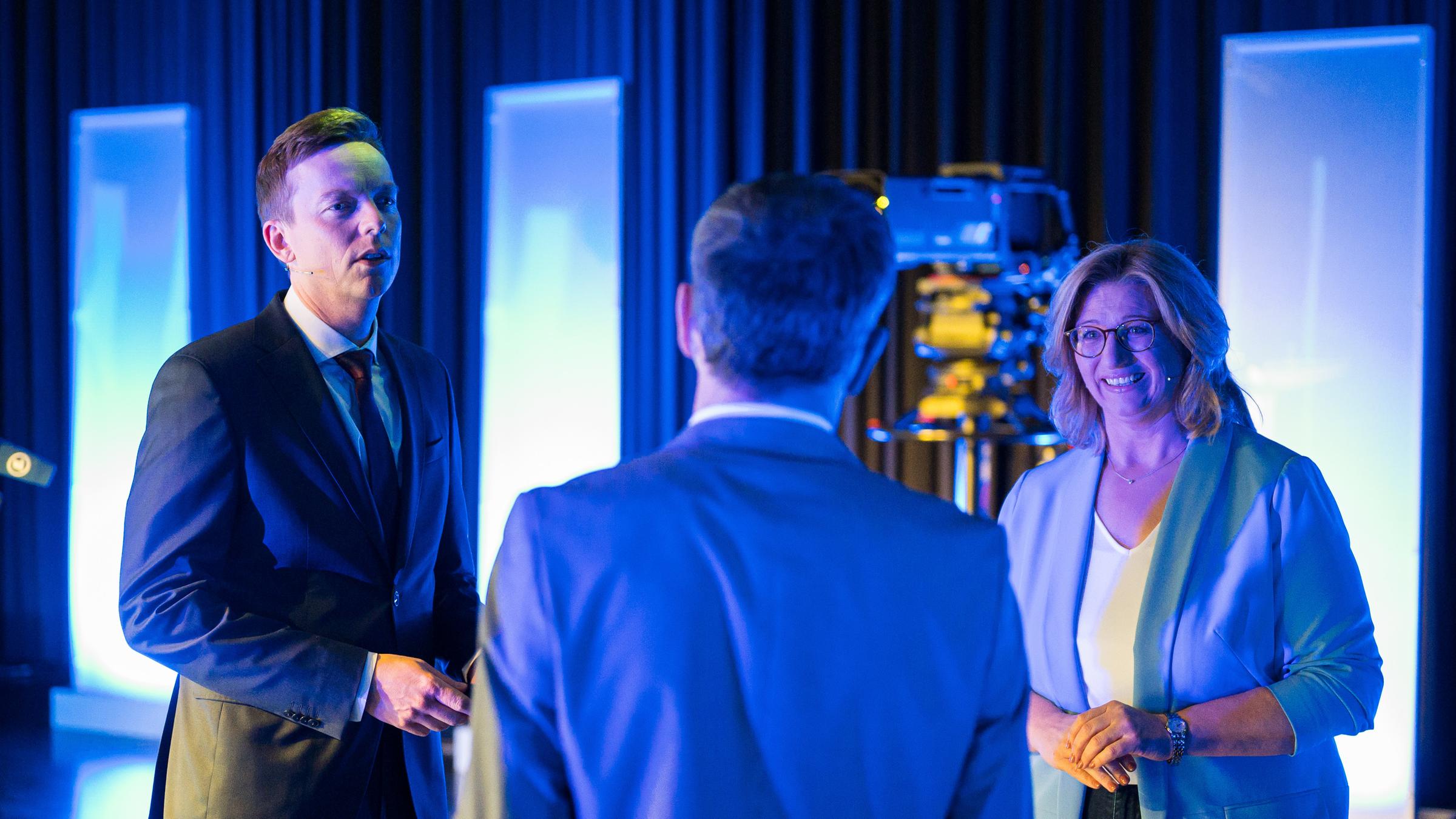 Anke Rehlinger \(SPD\), Ministerin für Wirtschaft, Arbeit, Energie und Verkehr und stellvertretende Ministerpräsidentin, und Ministerpräsident Tobias Hans \(CDU\) stehen vor dem TV-Duell im Februar im Studio des Saarländischen Rundfunks