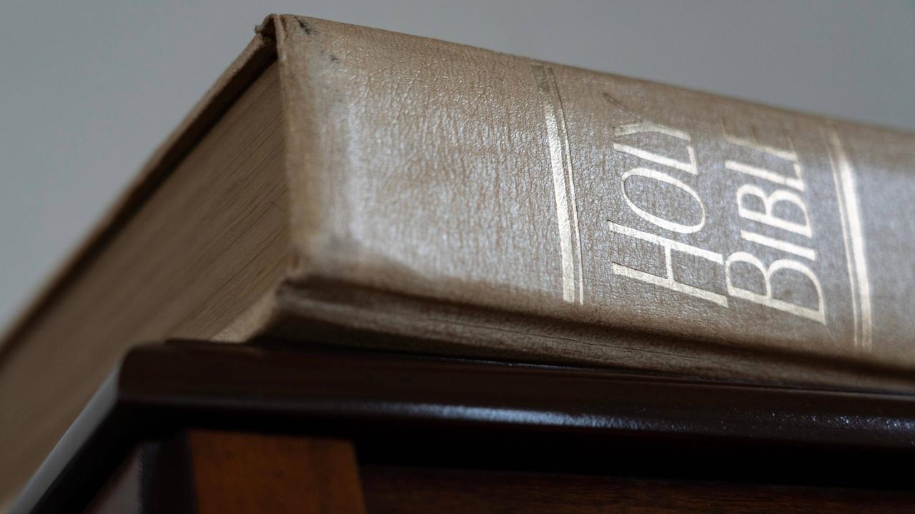 Ein Buch liegt auf einem Tisch mit der Aufschrift "Holy Bible".
