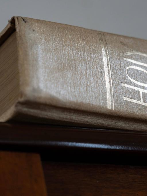 Ein Buch liegt auf einem Tisch mit der Aufschrift "Holy Bible".