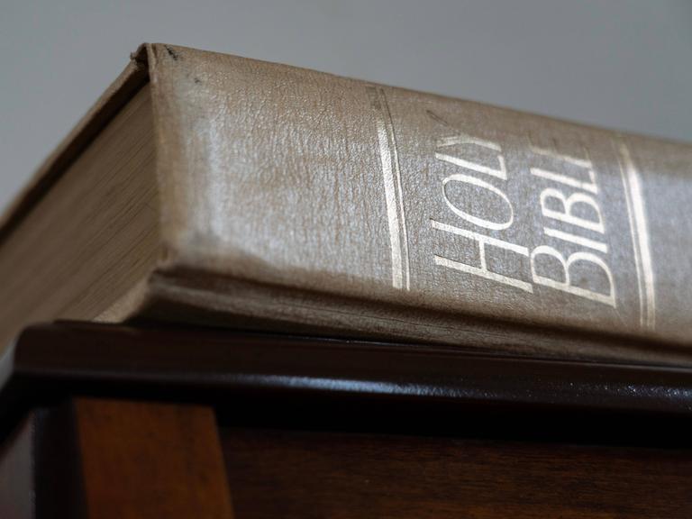 Ein Buch liegt auf einem Tisch mit der Aufschrift "Holy Bible".