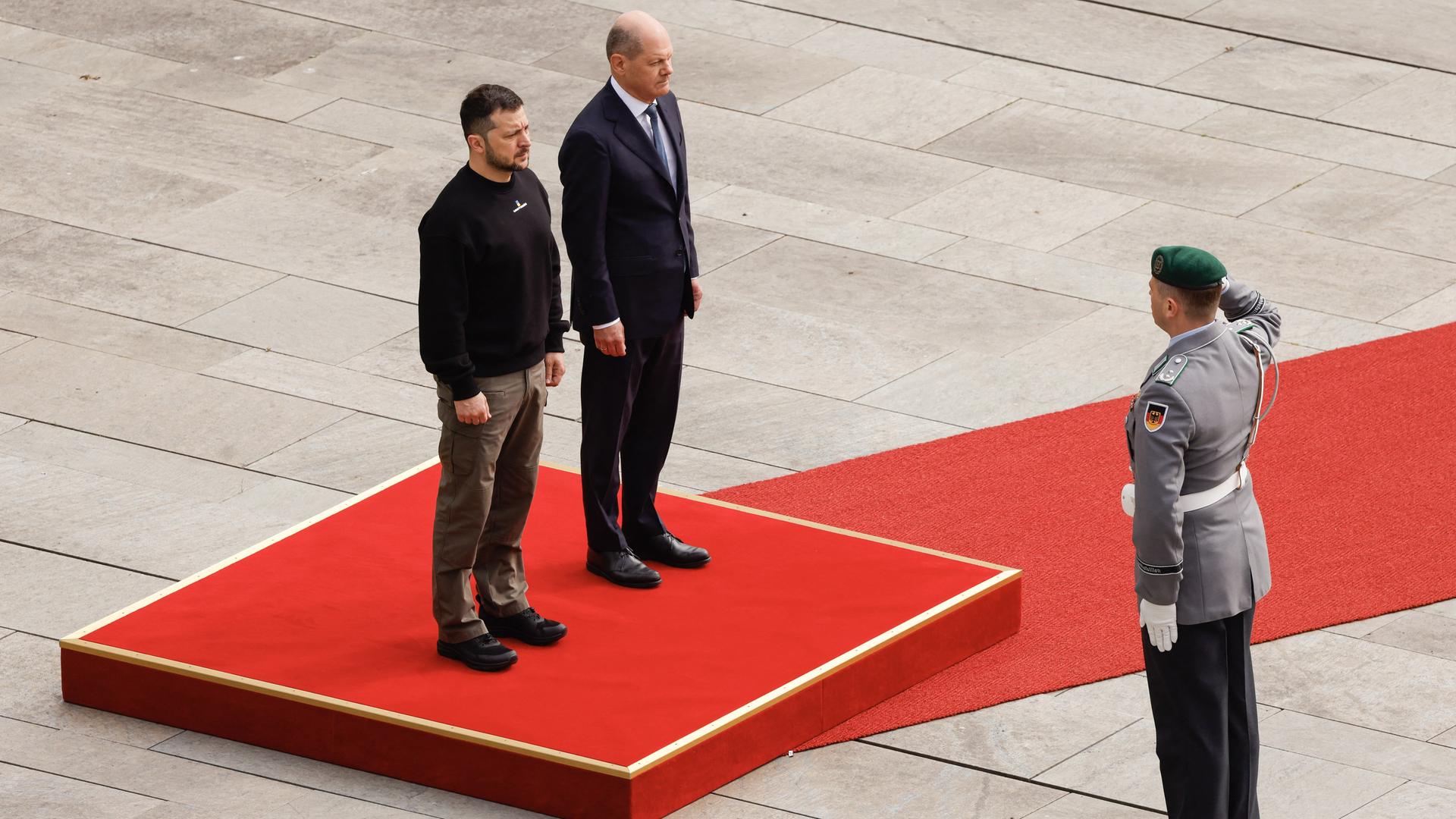 Bundeskanzler Scholz und der ukrainische Präsident Selensky hören die Nationalhymnen während einer Begrüßungszeremonie im Innenhof des Kanzleramtes in Berlin. Bundeskanzler Scholz und der ukrainische Präsident Selensky hören die Nationalhymnen während einer Begrüßungszeremonie im Innenhof des Kanzleramtes in Berlin.