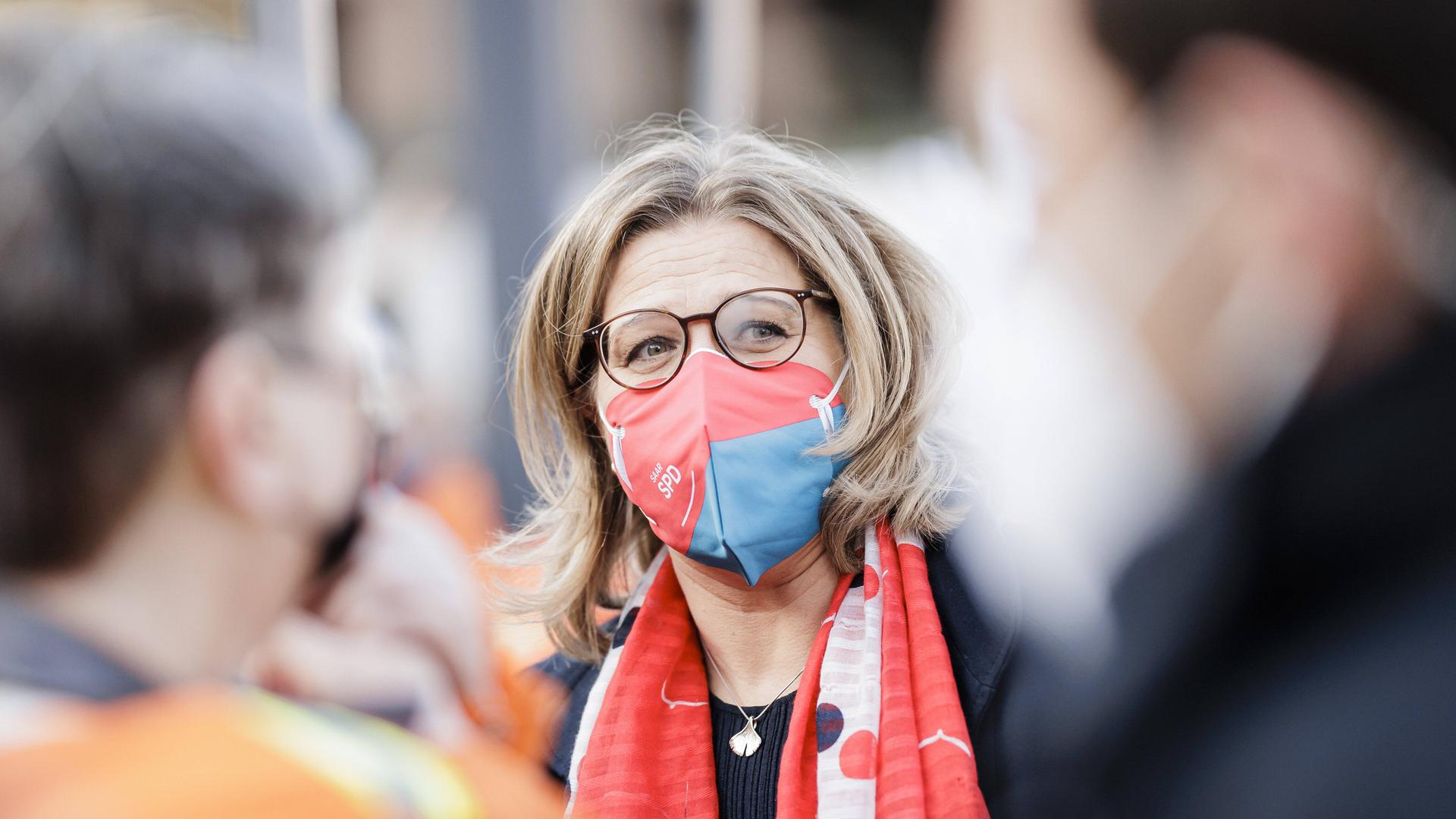 Anke Rehlinger, Spitzenkandidatin der Saar-SPD, aufgenommen am 18.3. bei einer Kundgebung in Neunkirchen. Sie lächelt unter ihrer SPD-Maske, im Vordergrund sind unscharf Menschen zu erkennen. Anke Rehlinger, Spitzenkandidatin der Saar-SPD, aufgenommen am 18.3. bei einer Kundgebung in Neunkirchen. Sie lächelt unter ihrer SPD-Maske, im Vordergrund sind unscharf Menschen zu erkennen.