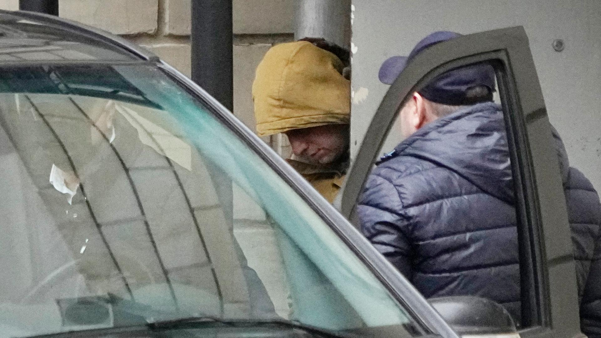 Der Wall-Street-Journalist Evan Gershkovich wird in Moskau von Polizisten in einen Bus eskortiert. Der Wall-Street-Journalist Evan Gershkovich wird in Moskau von Polizisten in einen Bus eskortiert.