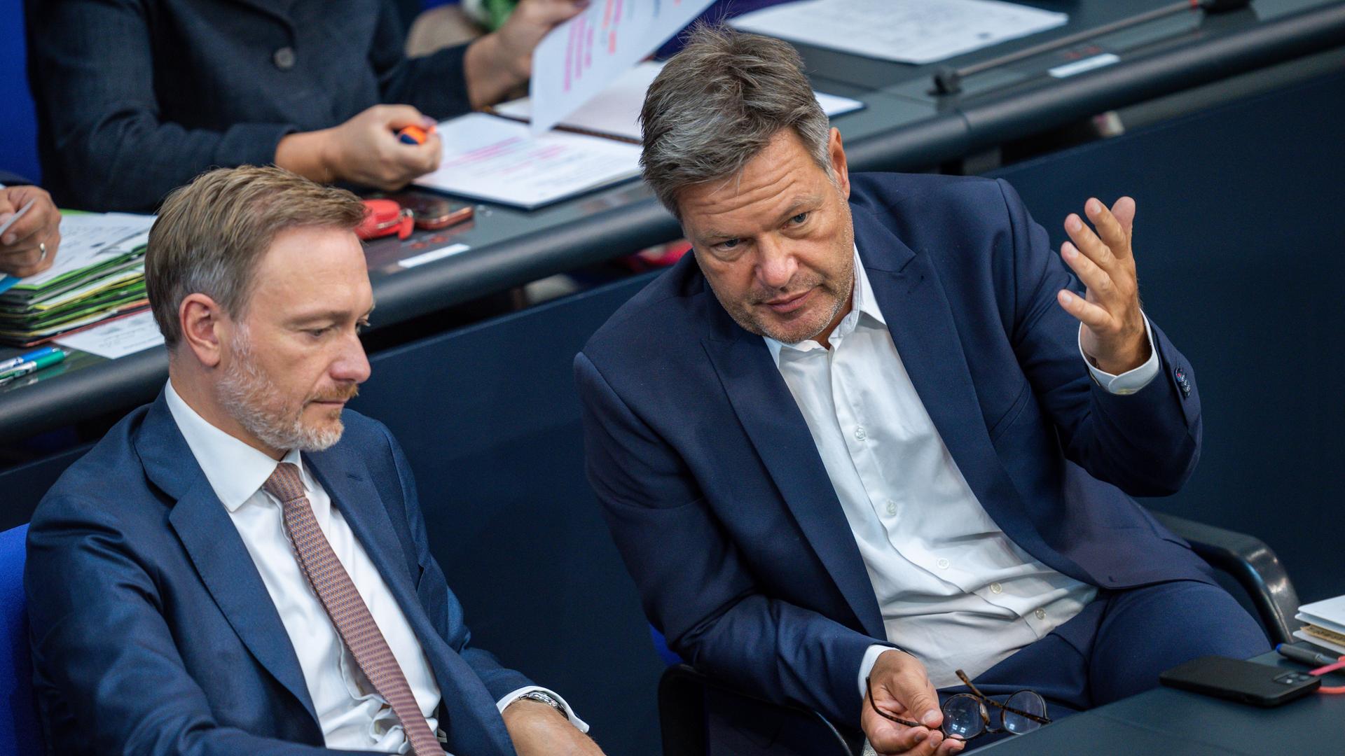 Robert Habeck (Bündnis 90/Die Grünen), Bundesminister für Wirtschaft und Klimaschutz, spricht mit Christian Lindner (FDP, l), Bundesminister der Finanzen Robert Habeck (Bündnis 90/Die Grünen), Bundesminister für Wirtschaft und Klimaschutz, spricht mit Christian Lindner (FDP, l), Bundesminister der Finanzen