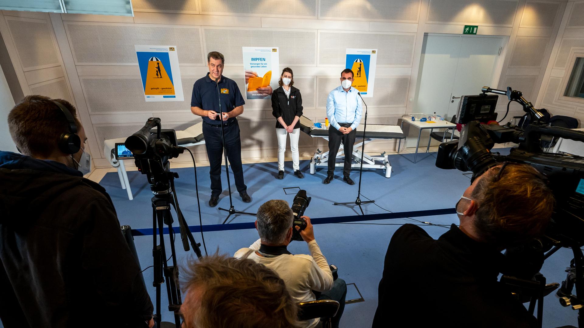 Markus Söder und Klaus Holetschek von der bayerischen Landesregierung, beide CSU, stehen in einem Krankenhaus vor Kameraleuten Markus Söder und Klaus Holetschek von der bayerischen Landesregierung, beide CSU, stehen in einem Krankenhaus vor Kameraleuten