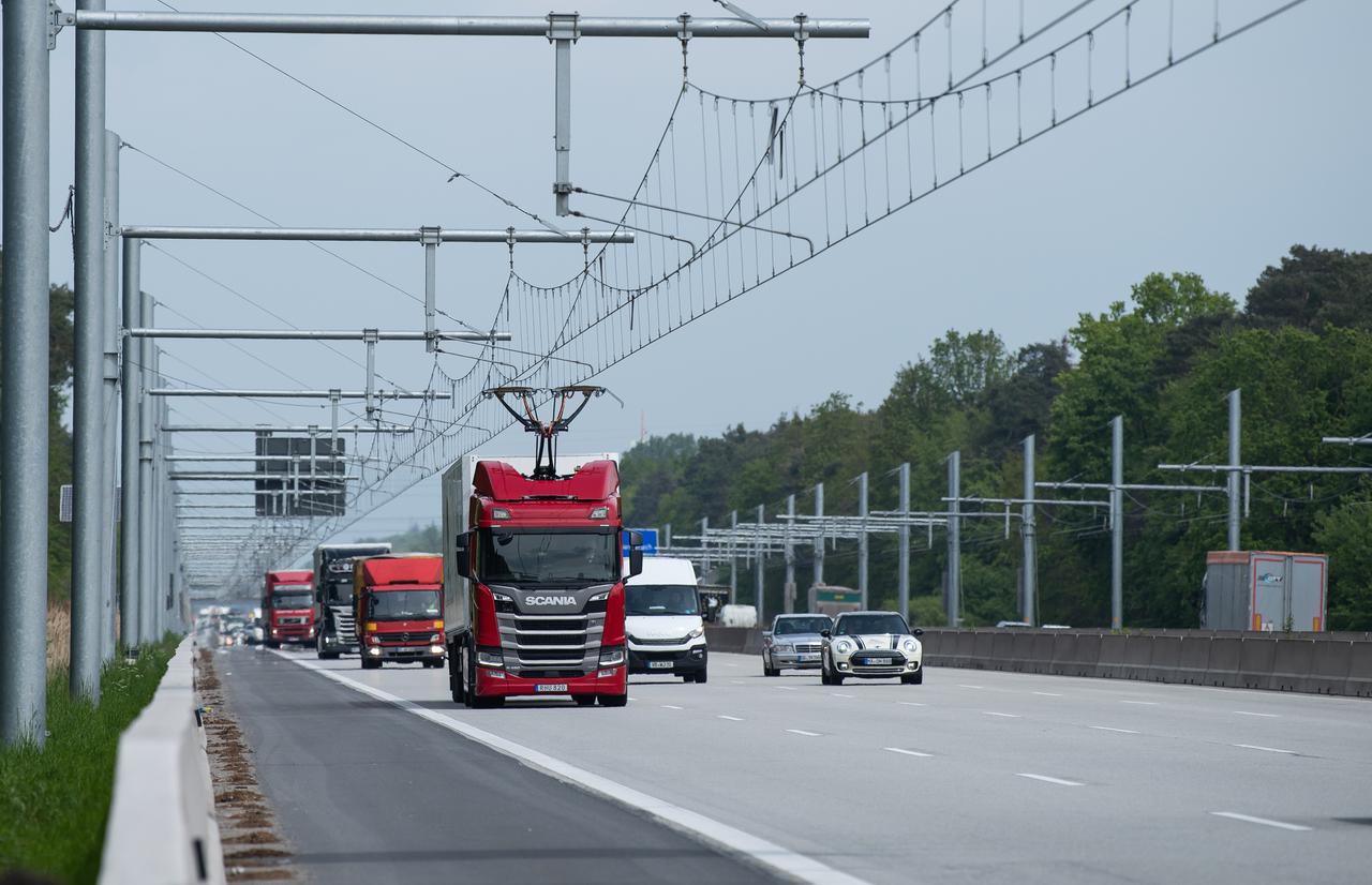 Eine Scania R450 Hybrid Zugmaschine (M) fährt mit ausgefahrenem Stromabnehmer während der Inbetriebnahme der ersten deutschen Teststrecke für E-Lastwagen mit Oberleitung auf der Autobahn 5 (A5). Eine Scania R450 Hybrid Zugmaschine (M) fährt mit ausgefahrenem Stromabnehmer während der Inbetriebnahme der ersten deutschen Teststrecke für E-Lastwagen mit Oberleitung auf der Autobahn 5 (A5).