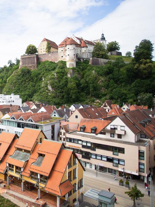 Das Schloss Hellenstein steht auf dem Schlossberg und thront über der Stadt Heidenheim.