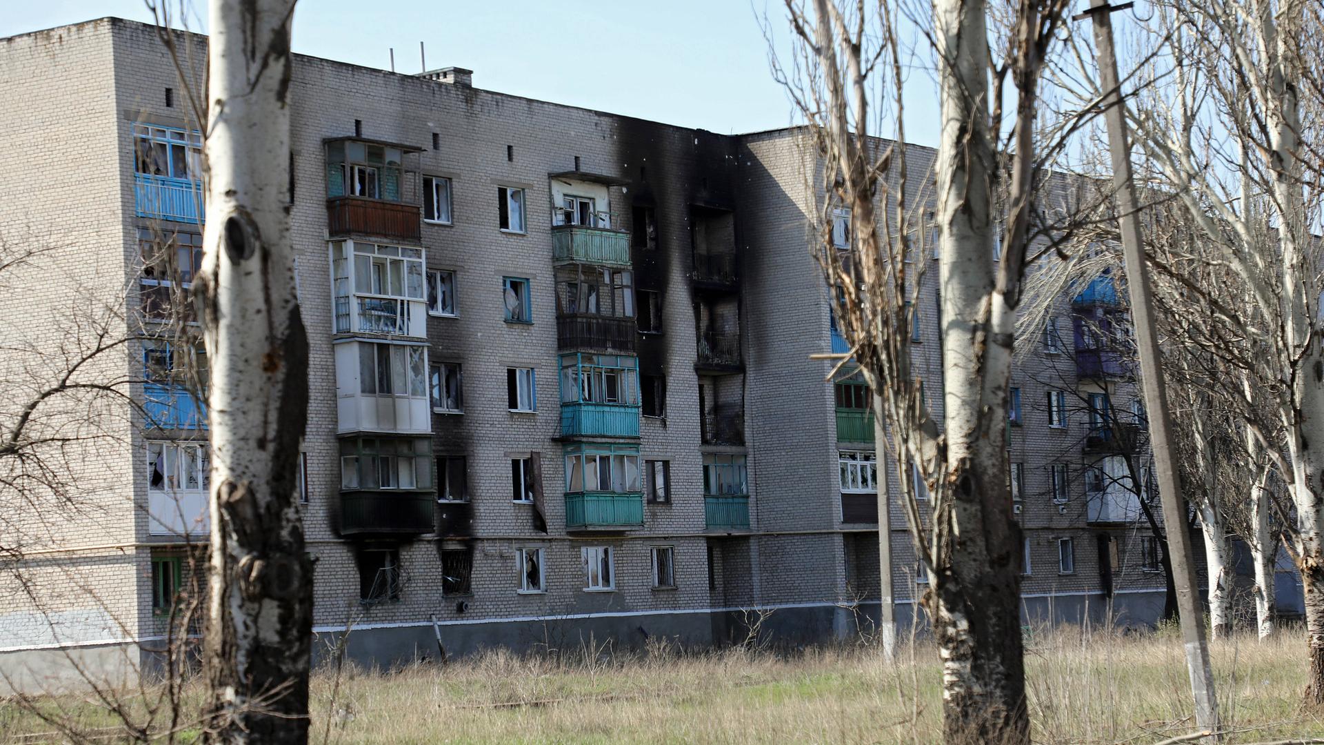 Ein beschädigtes Wohngebäude im ukrainischen Chasiv Yar am 10. April 2023