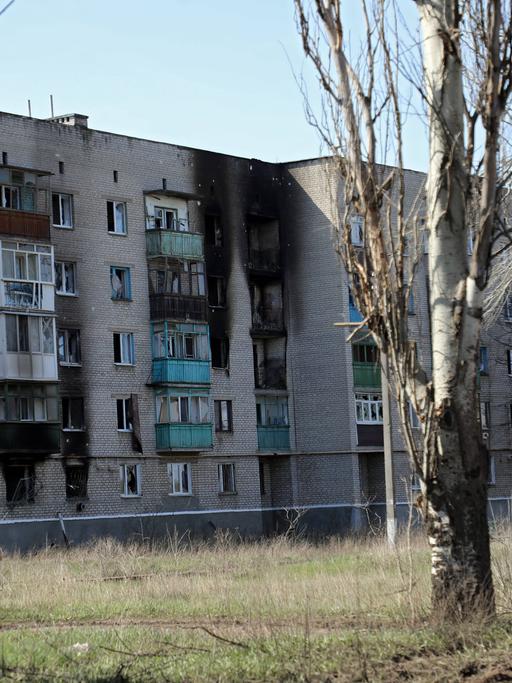 Ein beschädigtes Wohngebäude im ukrainischen Chasiv Yar am 10. April 2023