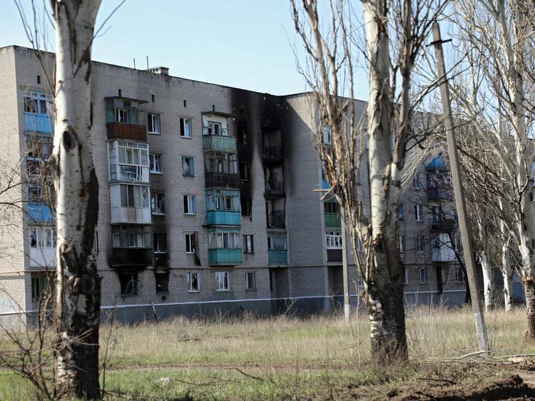 Ein beschädigtes Wohngebäude im ukrainischen Chasiv Yar am 10. April 2023