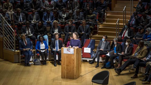 8. Weltkongress gegen die Todesstrafe mit Annalena Baerbock. Sie steht in einem Hörsaal hinter einem Rednerpult.