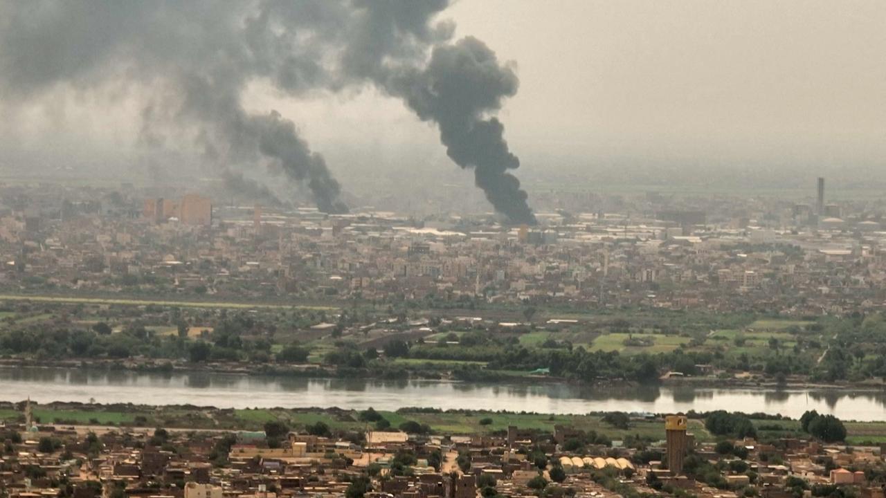 Rauchsäulen über Khartum. In der sudanesischen Hauptstadt wurde Ende April 2023 trotz einer befristeten Waffenruhe immer wieder gekämpft. Rauchsäulen über Khartum. In der sudanesischen Hauptstadt wurde Ende April 2023 trotz einer befristeten Waffenruhe immer wieder gekämpft.