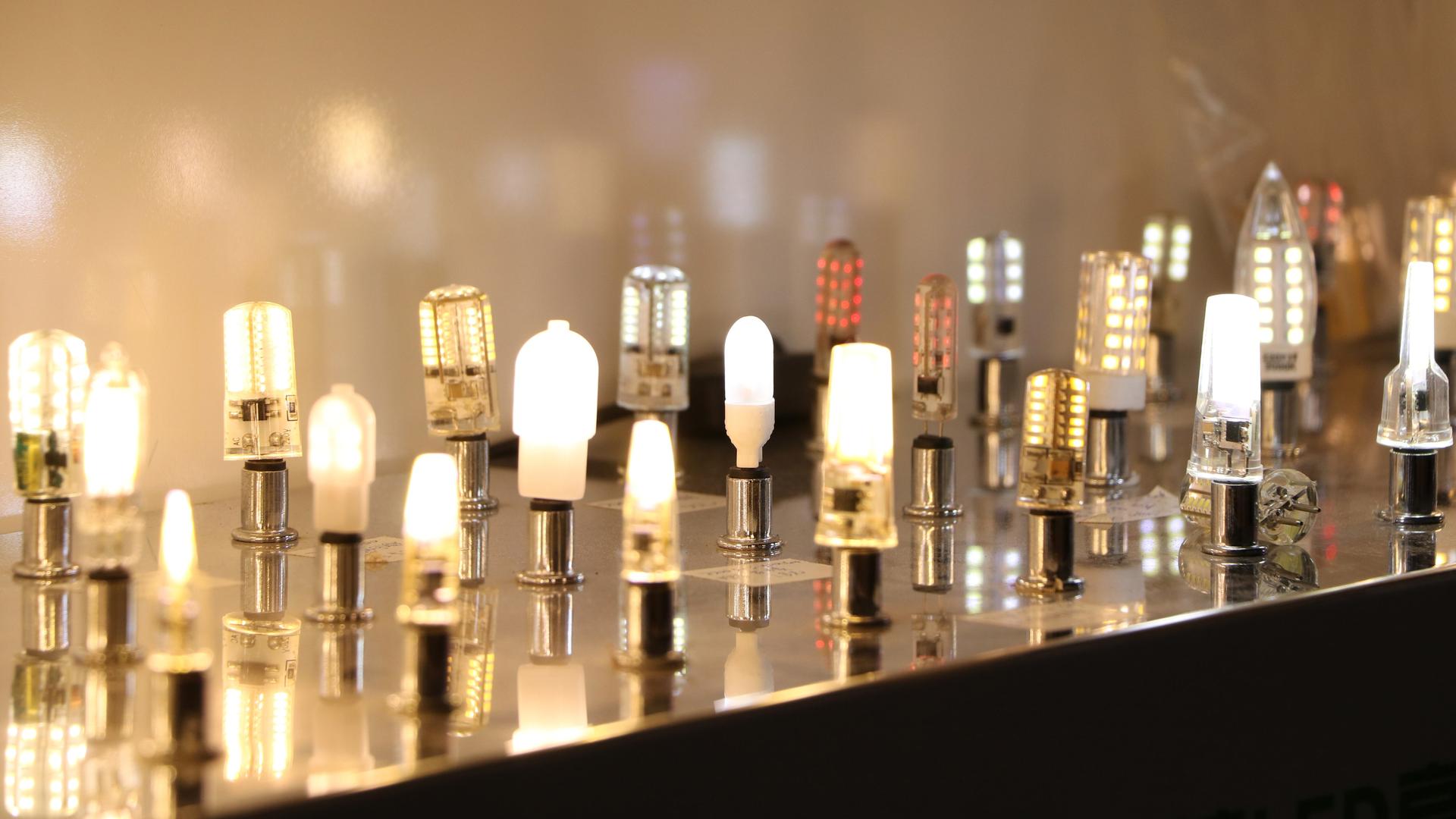 Ganz viele LEDßEnergiesparlampe stehen aufgereiht, wie auf einer Bühne. Ganz viele LEDßEnergiesparlampe stehen aufgereiht, wie auf einer Bühne.
