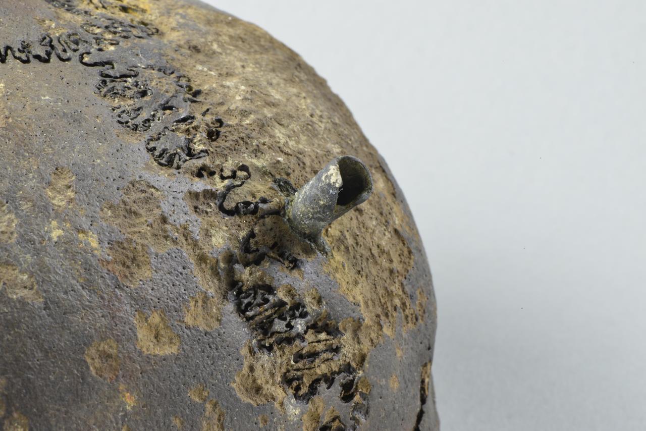 Im Schädel eines jungen Mannes steckt eine Pfeilspitze aus Bronze. Das Projektil traf das Opfer mit so großer Wucht, dass die Spitze in das Schädelinnere eindrang und Verletzungen am Gehirn verursachte. Im Schädel eines jungen Mannes steckt eine Pfeilspitze aus Bronze. Das Projektil traf das Opfer mit so großer Wucht, dass die Spitze in das Schädelinnere eindrang und Verletzungen am Gehirn verursachte.