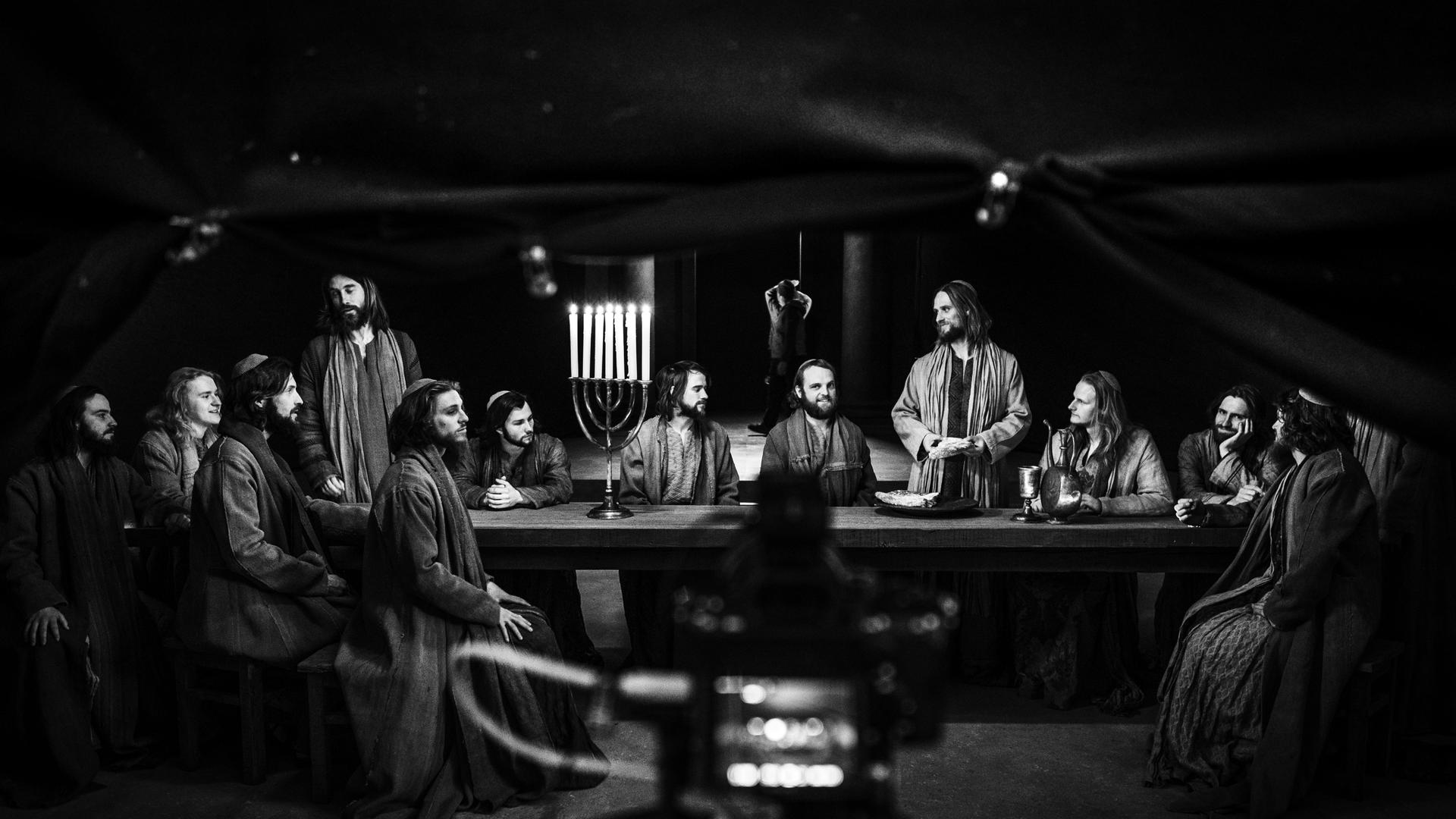 Mit Jesus und seinen Jüngern an einer langen Tafel mit Kerzenleuchter.