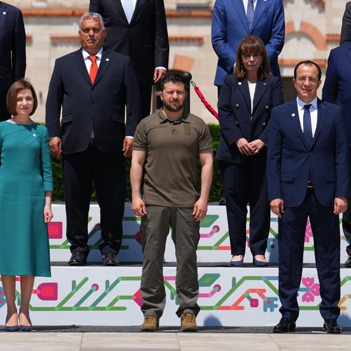 Bulboaca: Wolodymyr Selenskyj (M), Präsident der Ukraine, steht während des Gipfels der Europäischen Politischen Gemeinschaft am Mimi-Schloss mit den anderen Staats- und Regierungschefs für ein Foto zusammen.