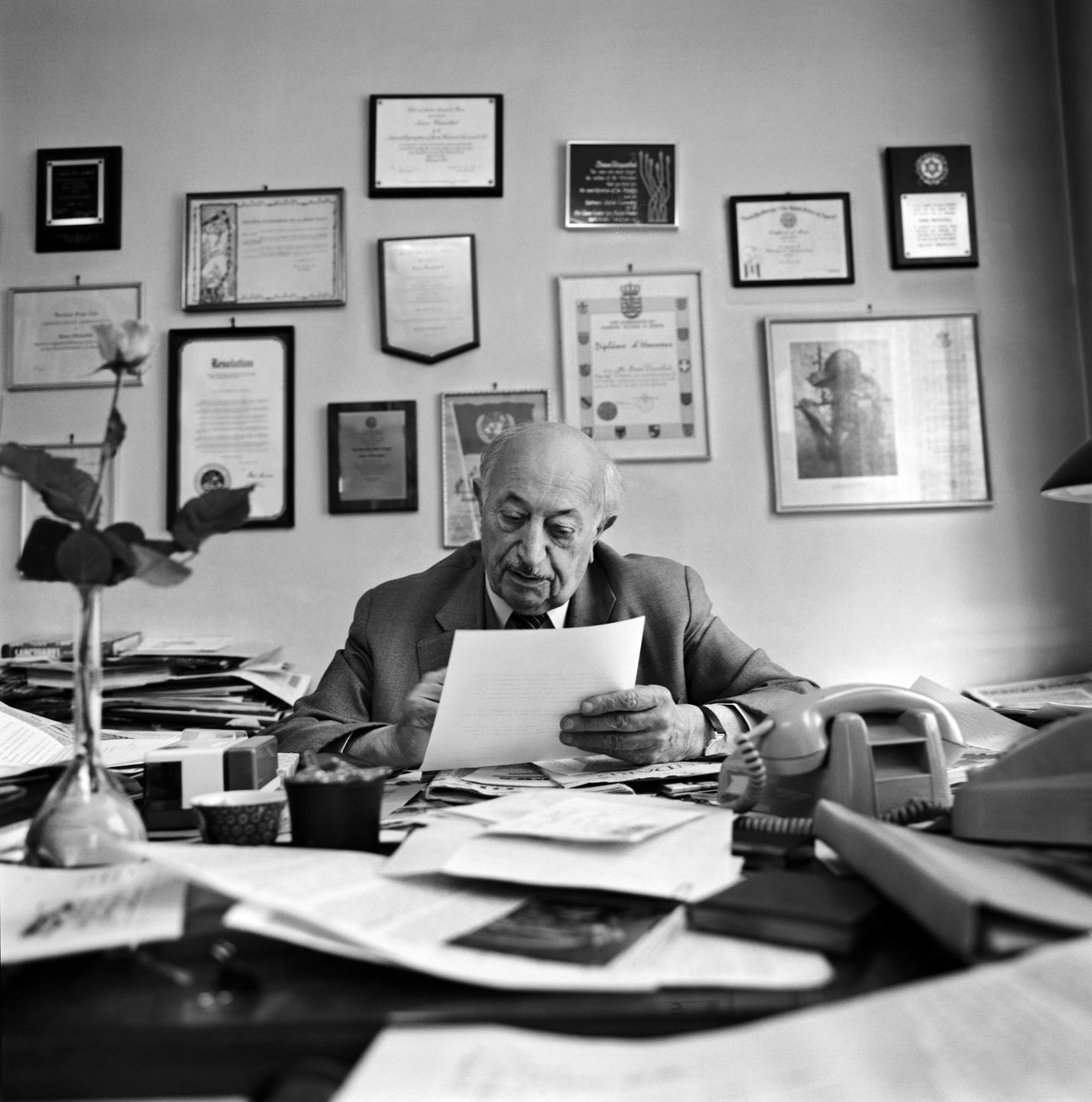Der Schriftsteller und Publizist Simon Wiesenthal (1908 - 2005) in seinem Büro in Wien. Er blickt auf Unterlagen, im Hintergrund hängen gerahmte Fotos. Der Schriftsteller und Publizist Simon Wiesenthal (1908 - 2005) in seinem Büro in Wien. Er blickt auf Unterlagen, im Hintergrund hängen gerahmte Fotos.