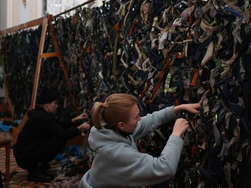 Menschen knüpfen Tarnnetze in Lviv, Ukraine am 28. Februar 2022.