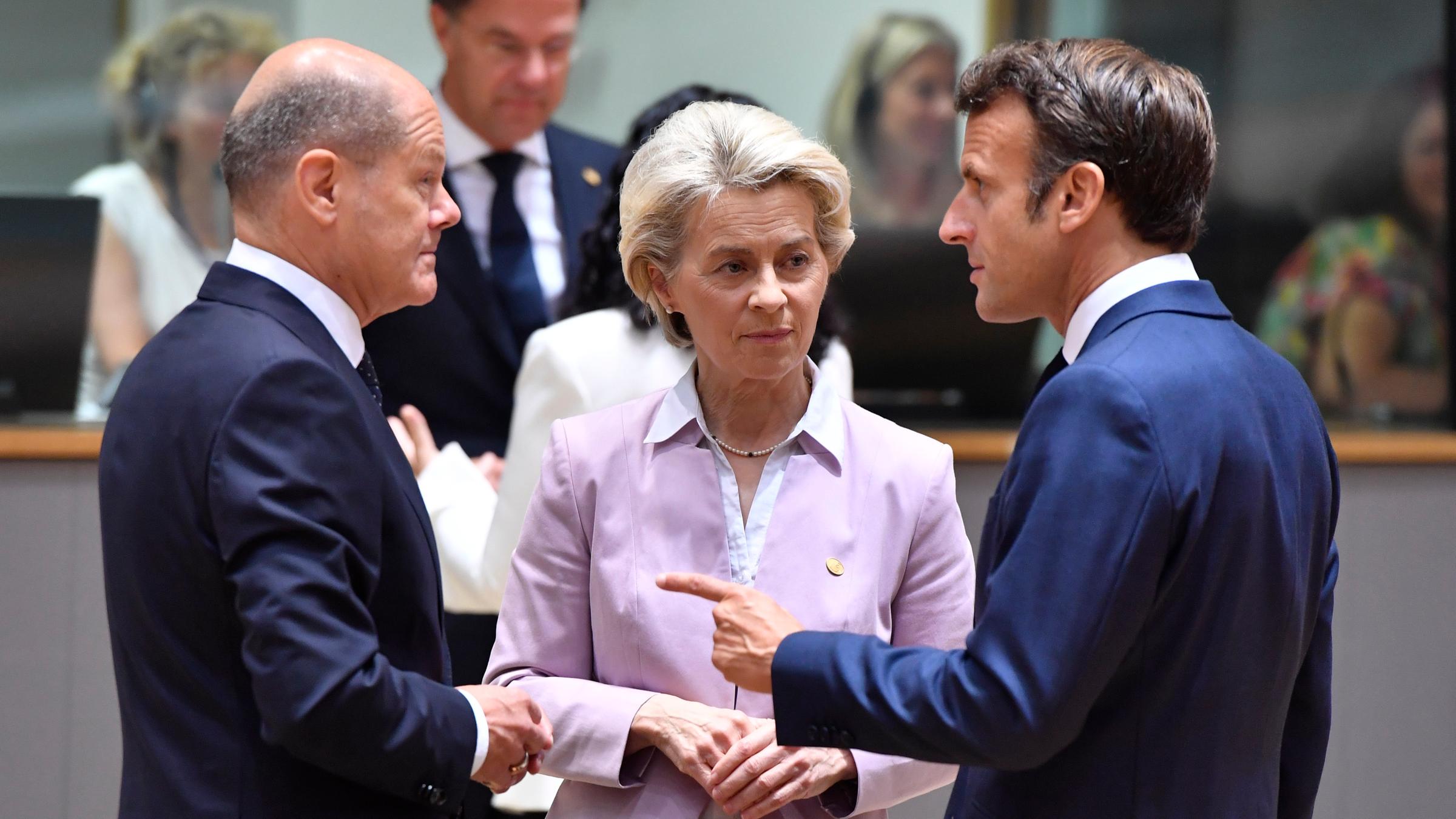 Bundeskanzler Olaf Scholz, EU-Kommissionschefin Ursula von der Leyen und der französische Präsident Emmanuel Macron (r) Bundeskanzler Olaf Scholz, EU-Kommissionschefin Ursula von der Leyen und der französische Präsident Emmanuel Macron (r)