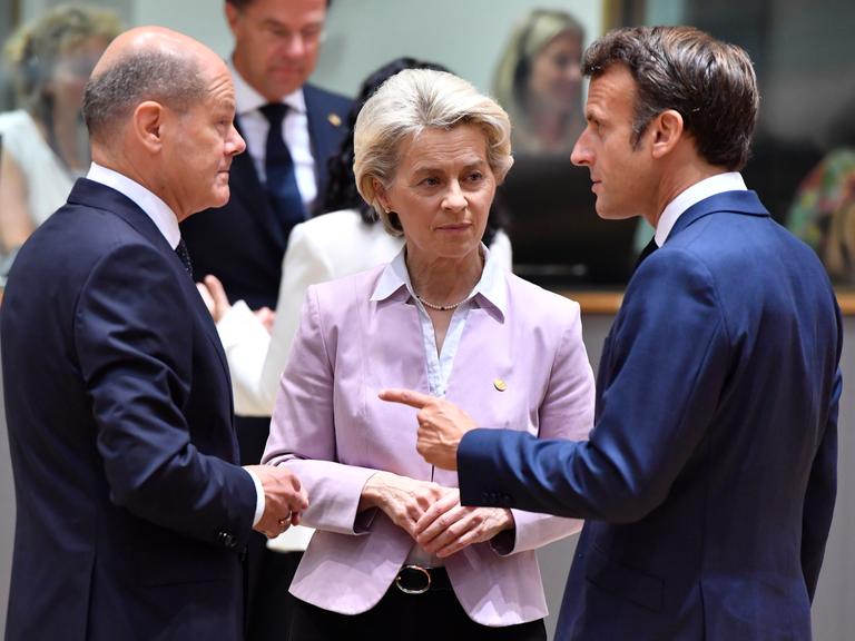 Bundeskanzler Olaf Scholz, EU-Kommissionschefin Ursula von der Leyen und der französische Präsident Emmanuel Macron (r)