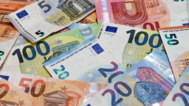 Eurobanknoten liegen auf einem Tisch (gestellte Aufnahme).