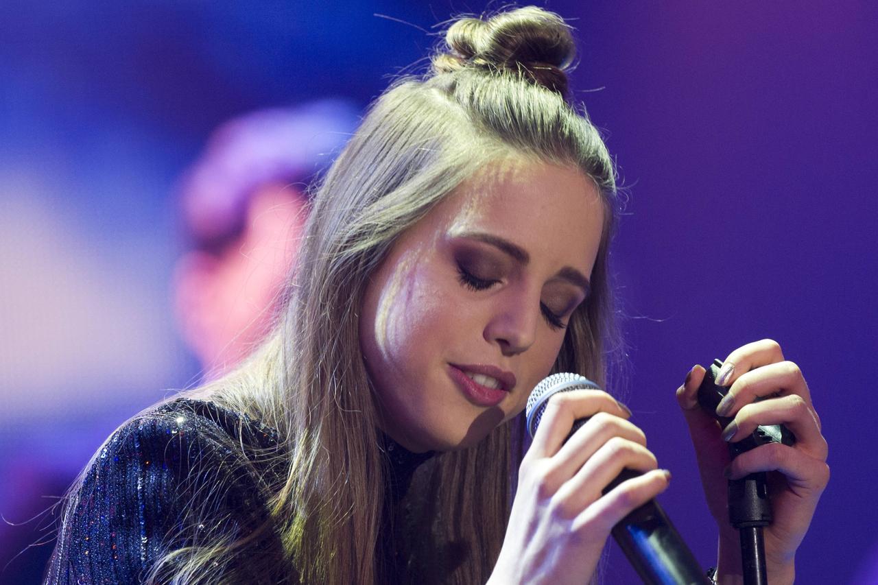 Die Sängerin Felicia Lu singt mit großen Emotionen auf einer Bühne. Die Sängerin Felicia Lu singt mit großen Emotionen auf einer Bühne.
