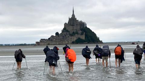Pilger auf dem Weg zum Mont-Saint-Michel