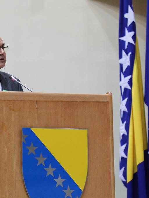 Christian Schmidt, Hoher Repräsentant von Bosnien-Herzegowina, steht an einem Redepult